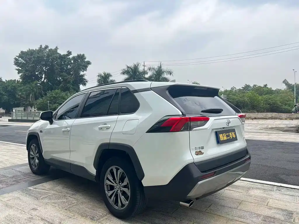 Toyota RAV4 — фото 17