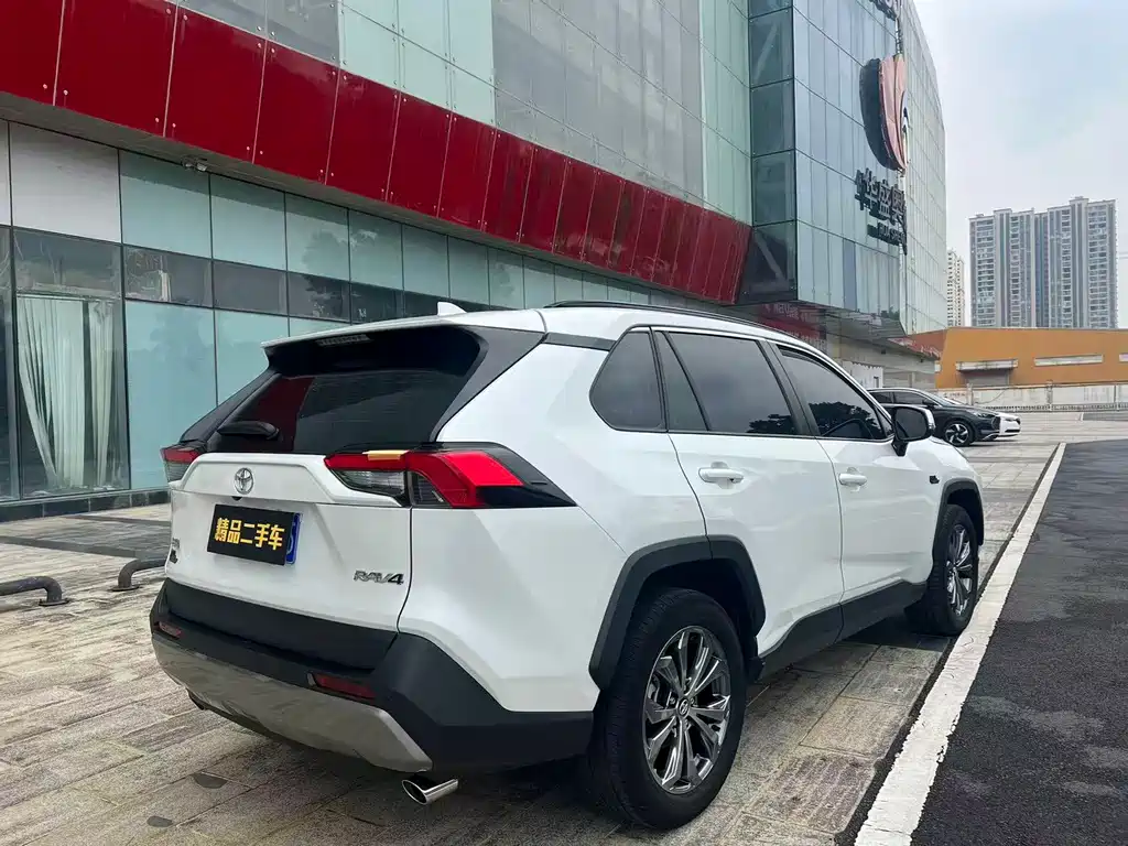 Toyota RAV4 — фото 19