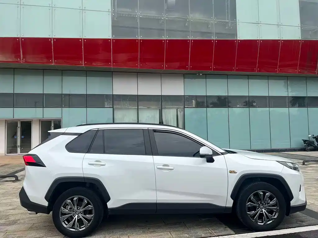 Toyota RAV4 — фото 4