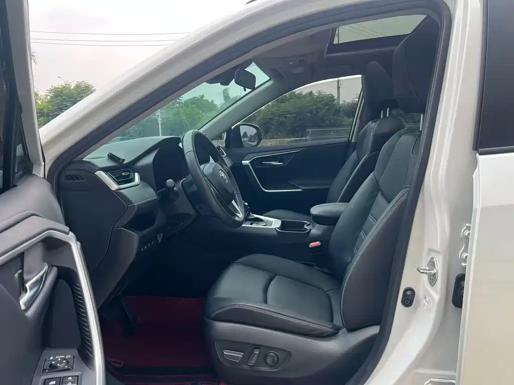 Toyota RAV4 — фото 6