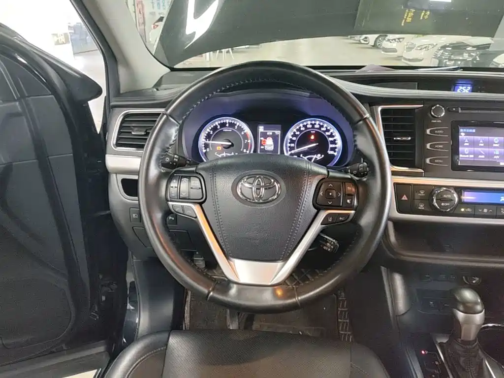 Toyota Highlander — фото 11