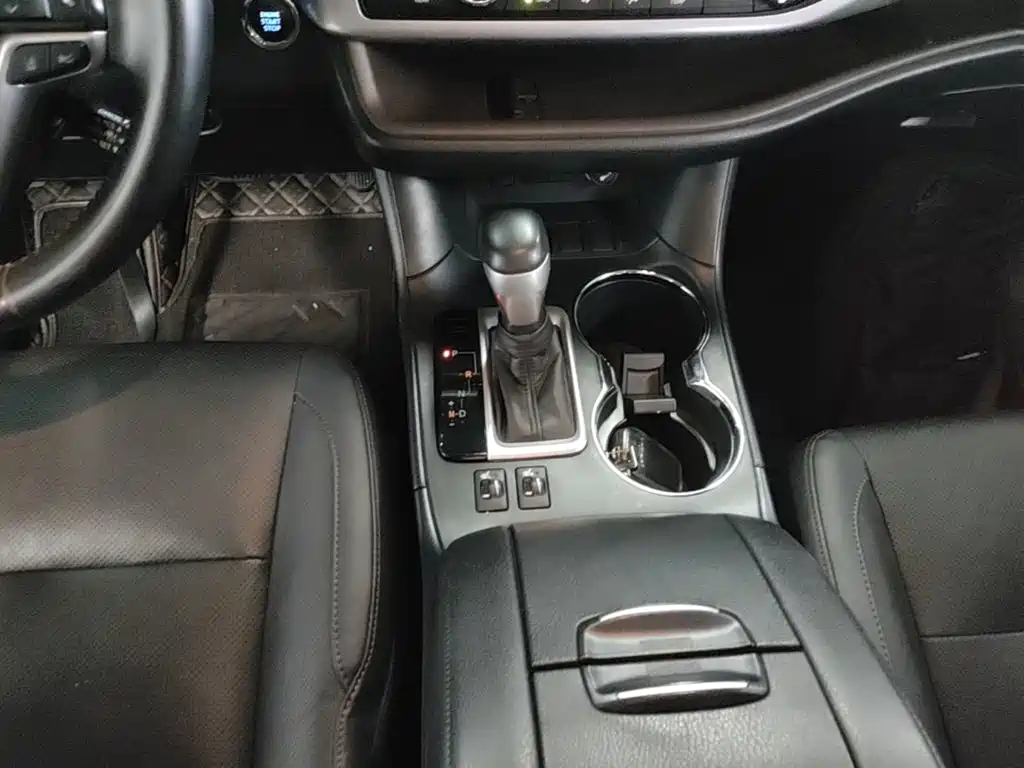 Toyota Highlander — фото 14