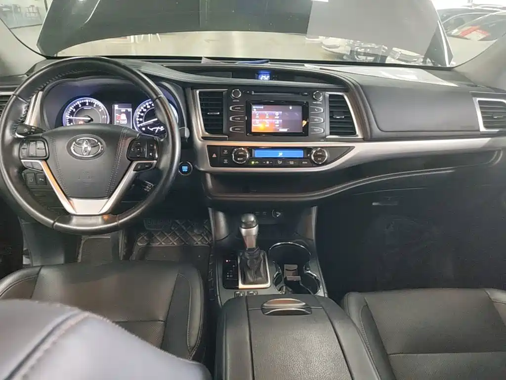 Toyota Highlander — фото 10