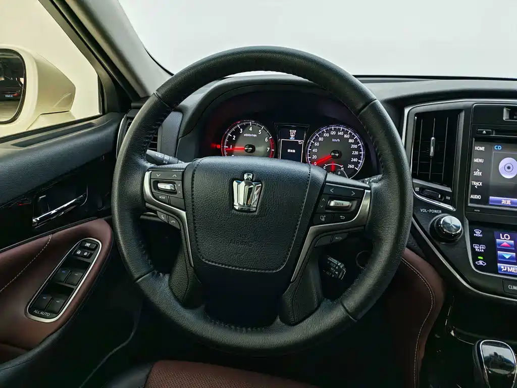 Toyota Crown — фото 15