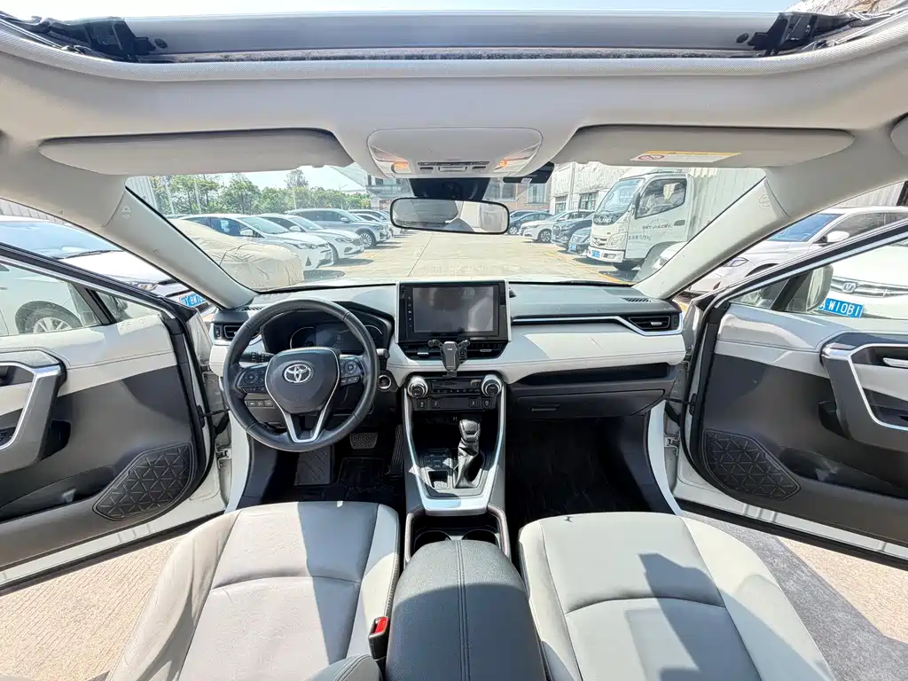 Toyota RAV4 — фото 13