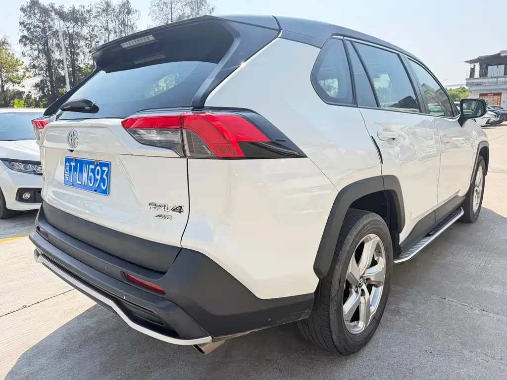Toyota RAV4 — фото 4