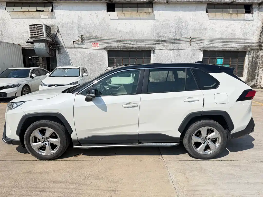 Toyota RAV4 — фото 7