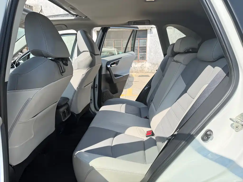 Toyota RAV4 — фото 10