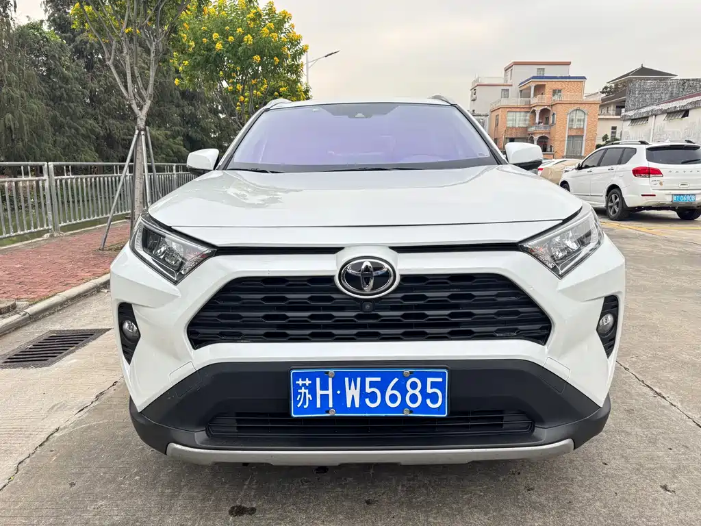 Toyota RAV4 — фото 2