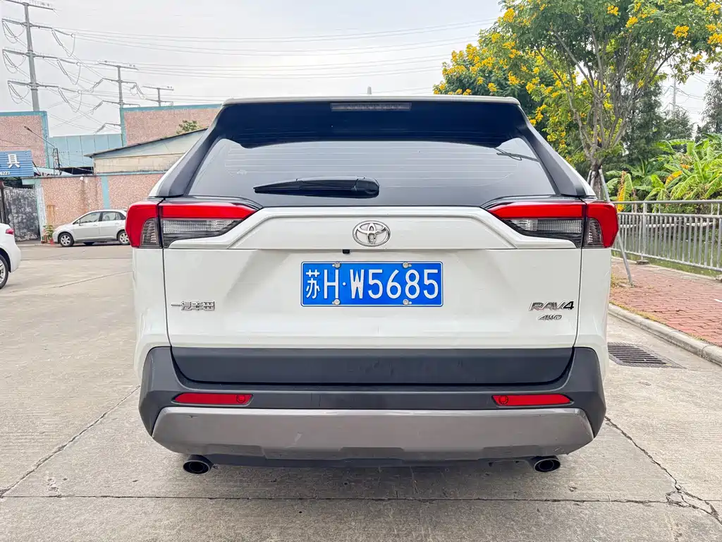 Toyota RAV4 — фото 5