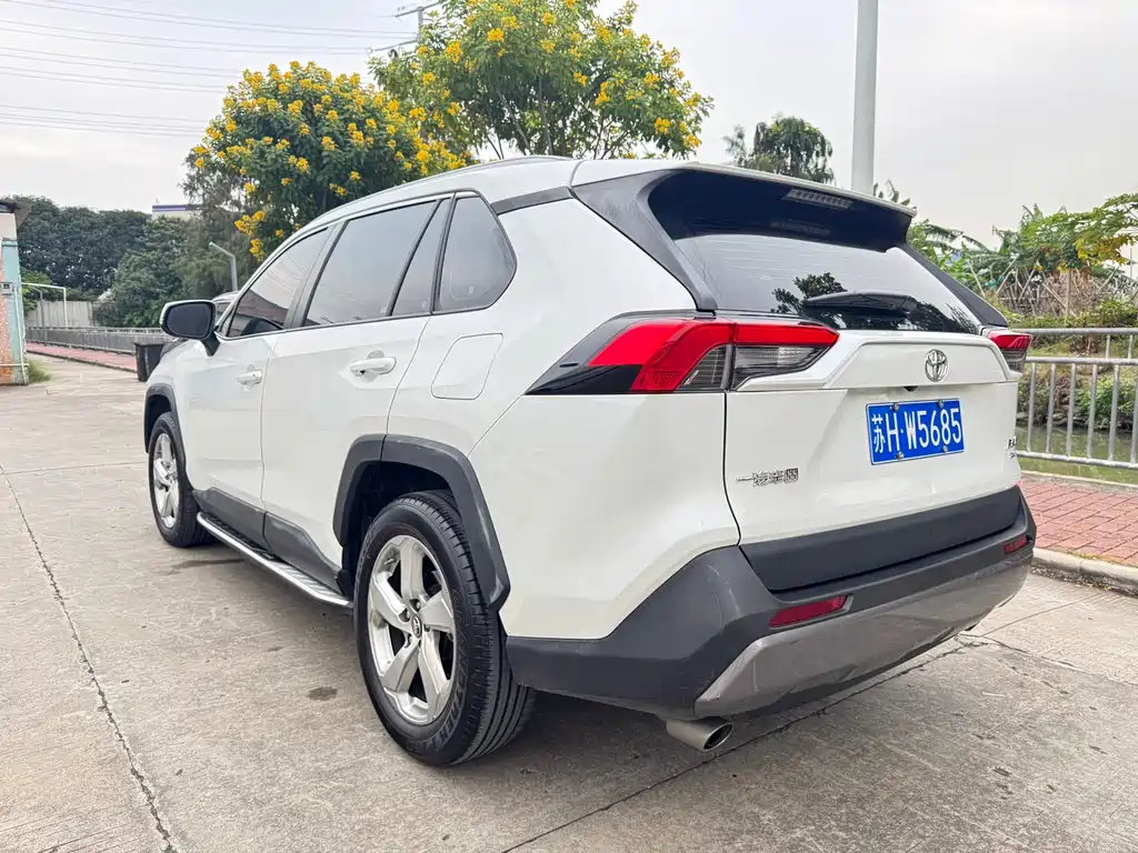 Toyota RAV4 — фото 6