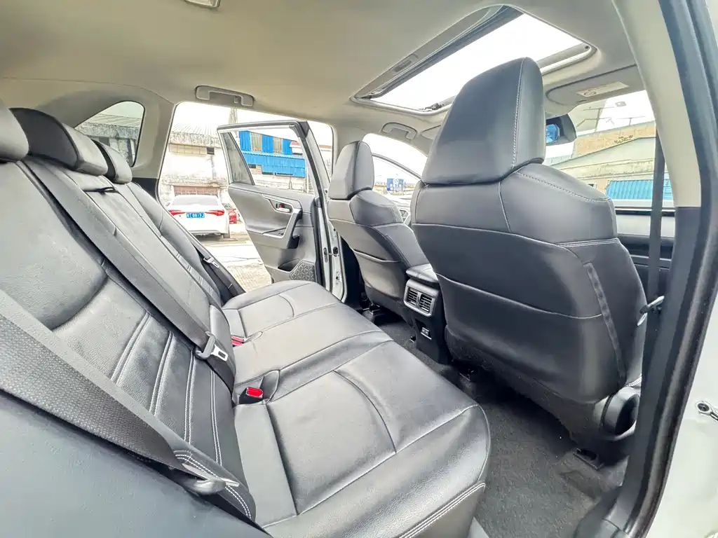 Toyota RAV4 — фото 9