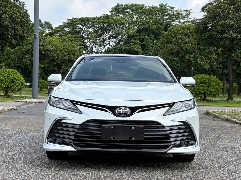 Toyota Camry — фото 2