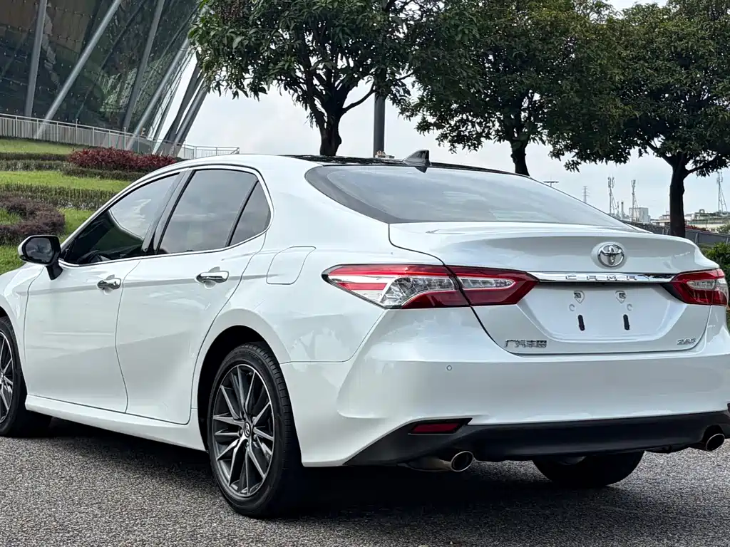 Toyota Camry — фото 4