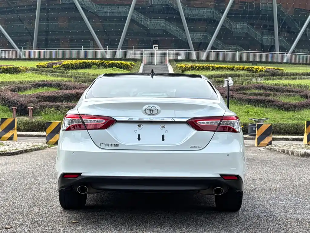 Toyota Camry — фото 5