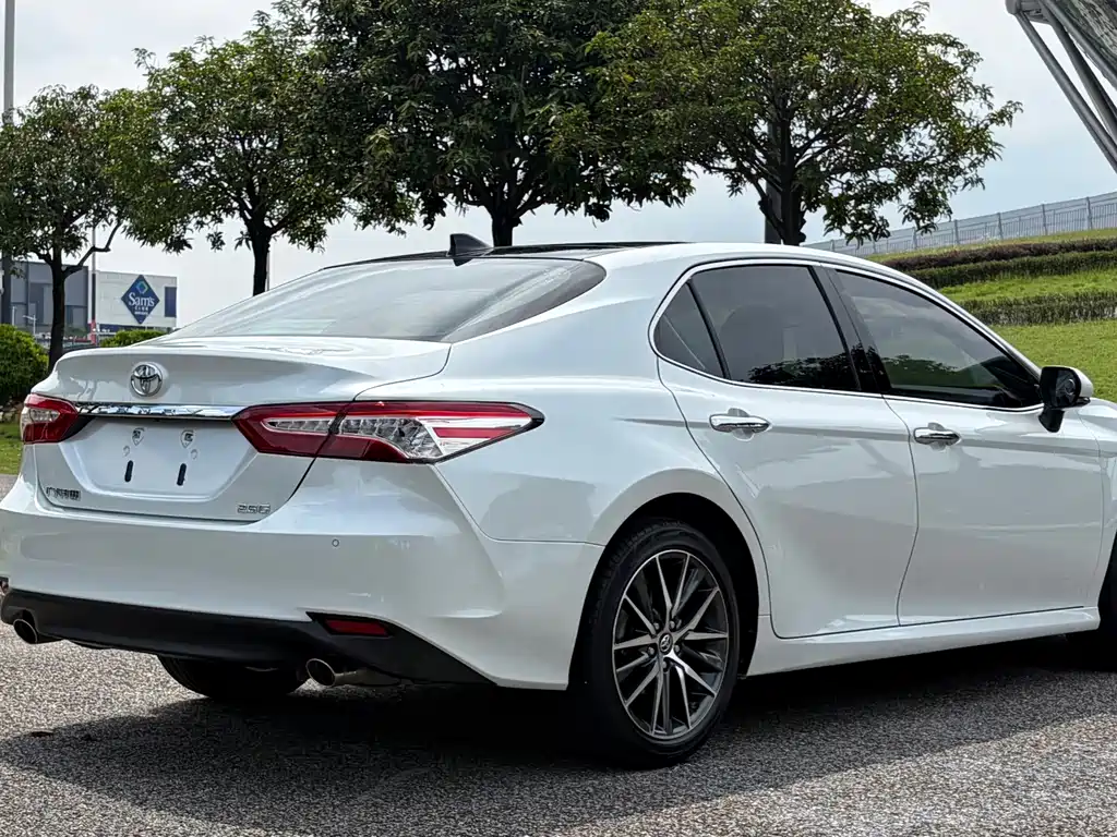 Toyota Camry — фото 6