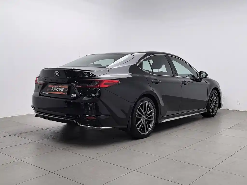 Toyota Camry — фото 2
