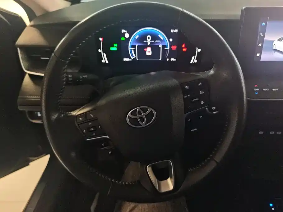 Toyota Camry — фото 15