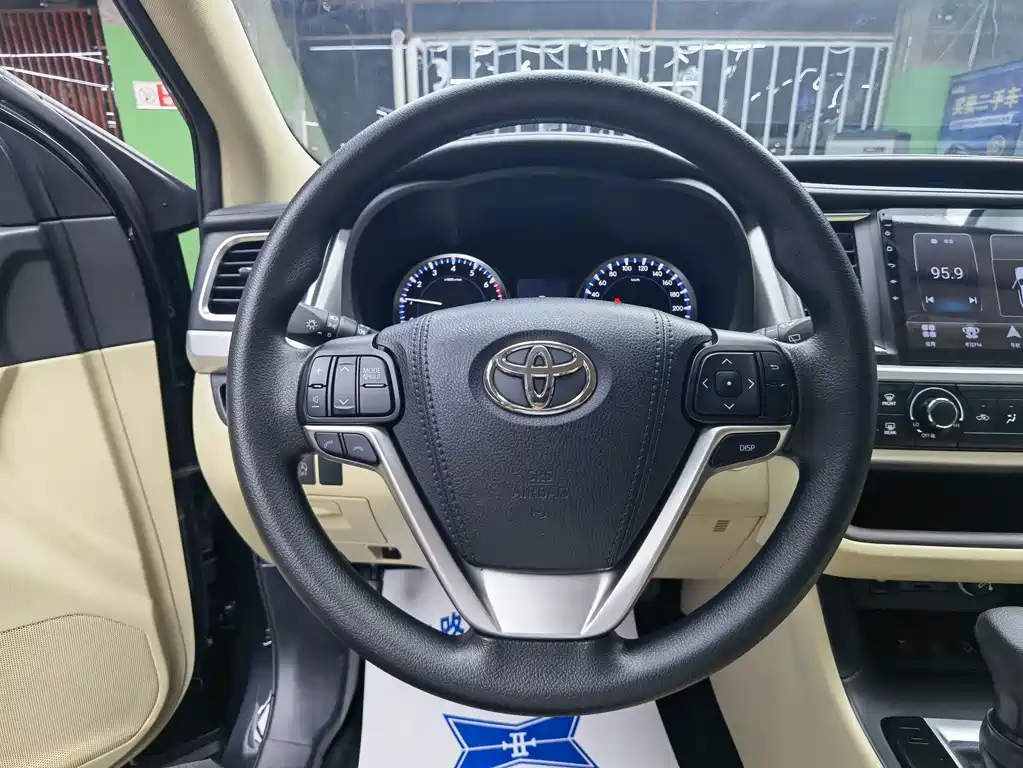 Toyota Highlander — фото 10