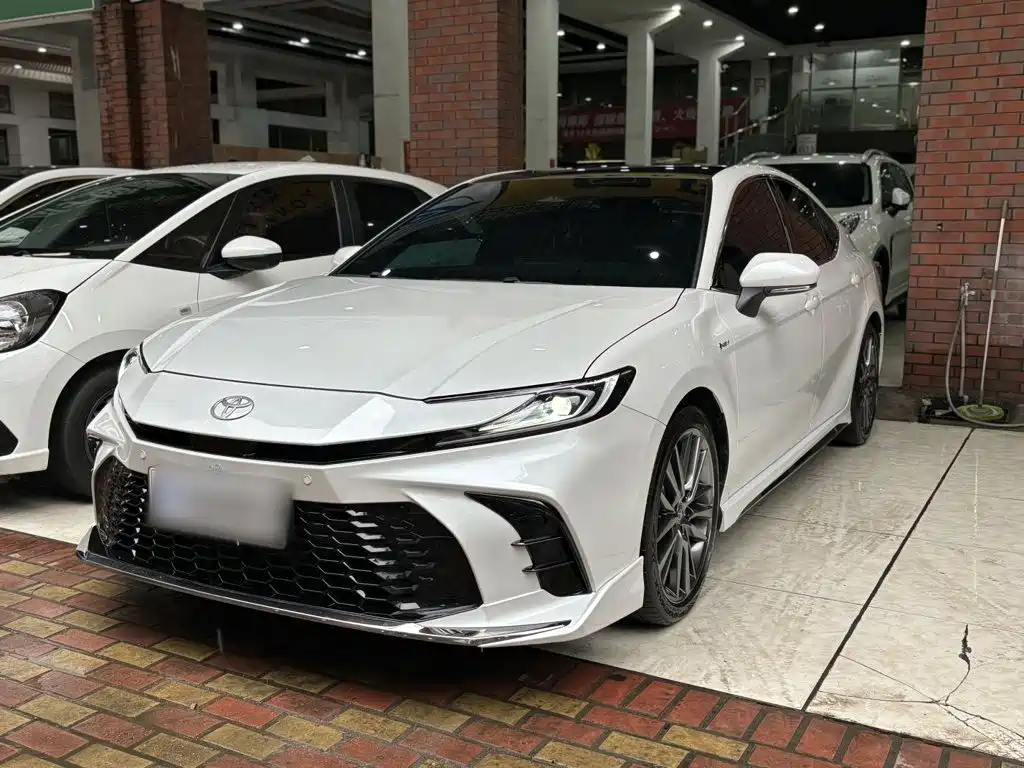 Toyota Camry — фото 2