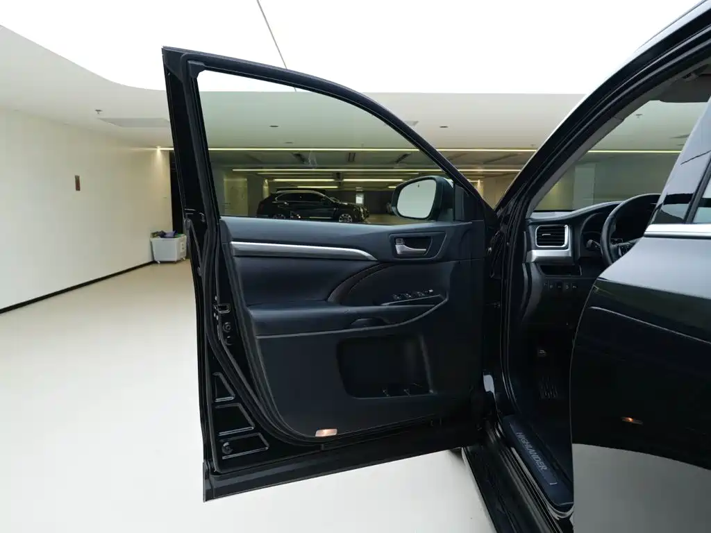 Toyota Highlander — фото 18