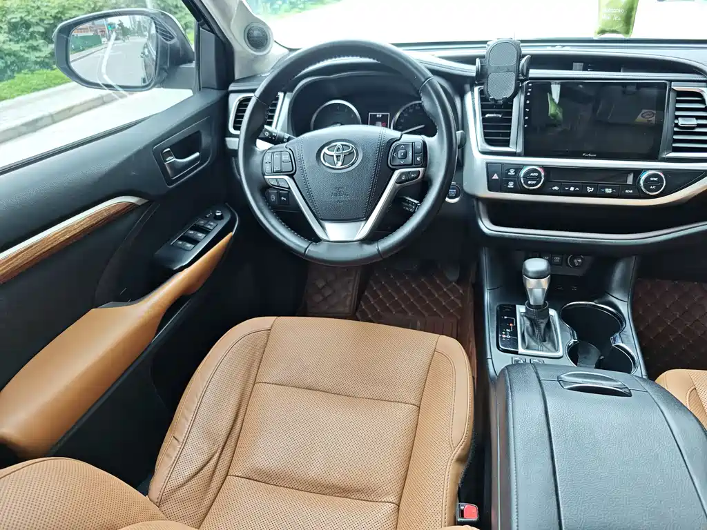Toyota Highlander — фото 11