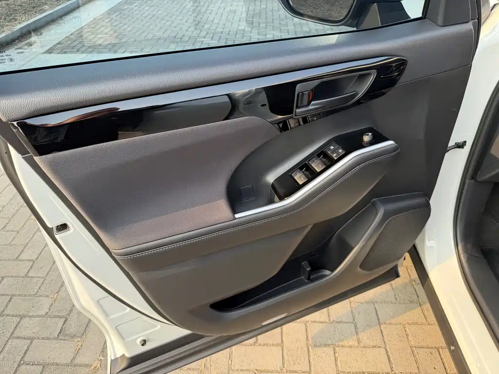 Toyota Highlander — фото 11