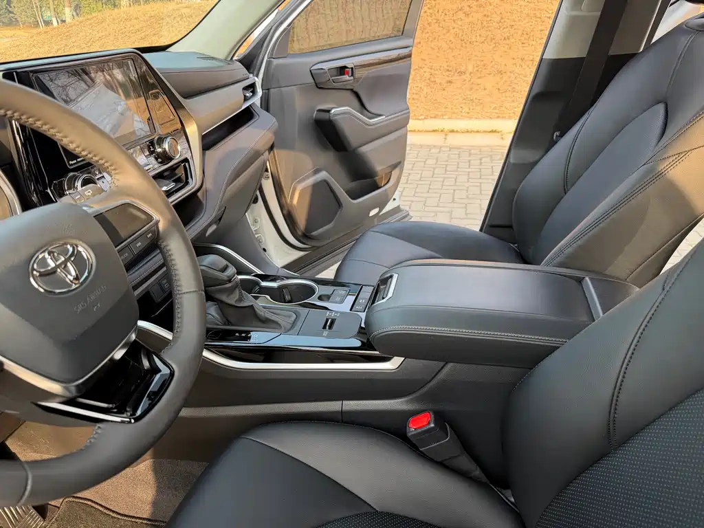 Toyota Highlander — фото 14