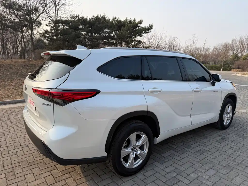 Toyota Highlander — фото 10