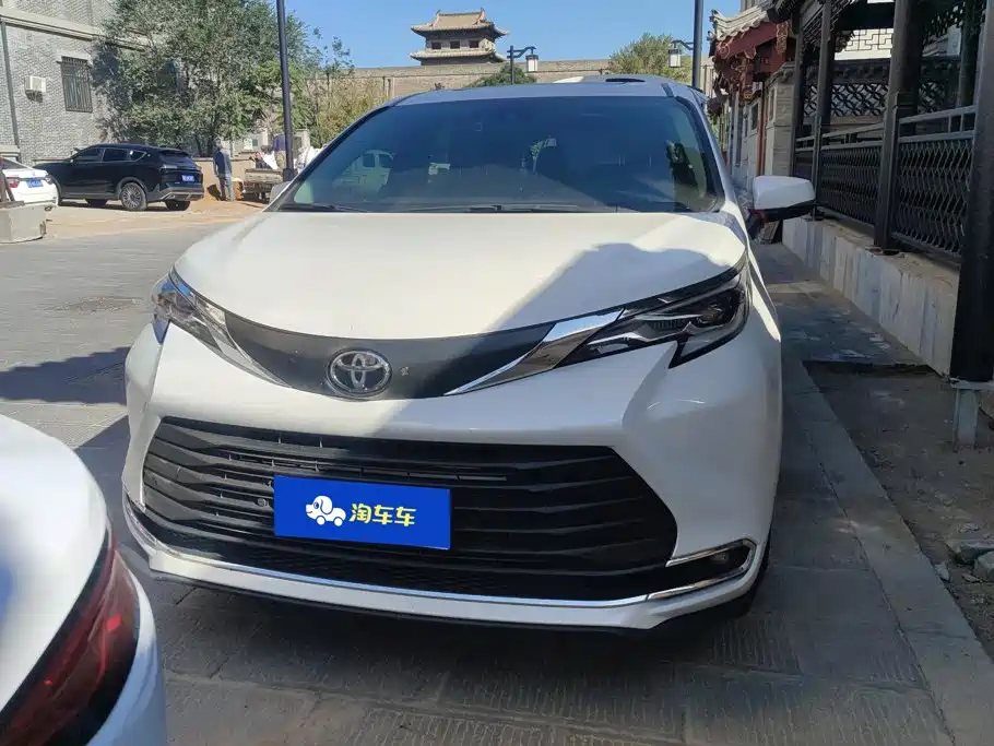Toyota Sienna — фото 2