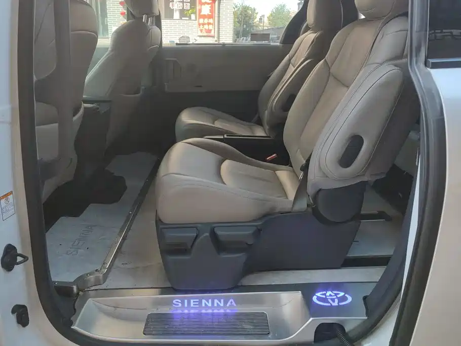 Toyota Sienna — фото 11