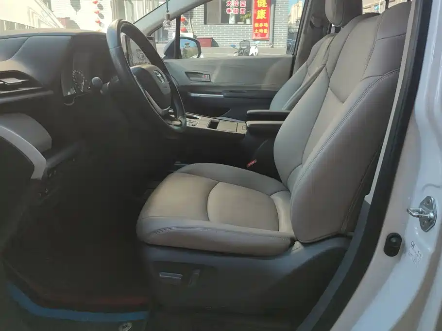 Toyota Sienna — фото 9