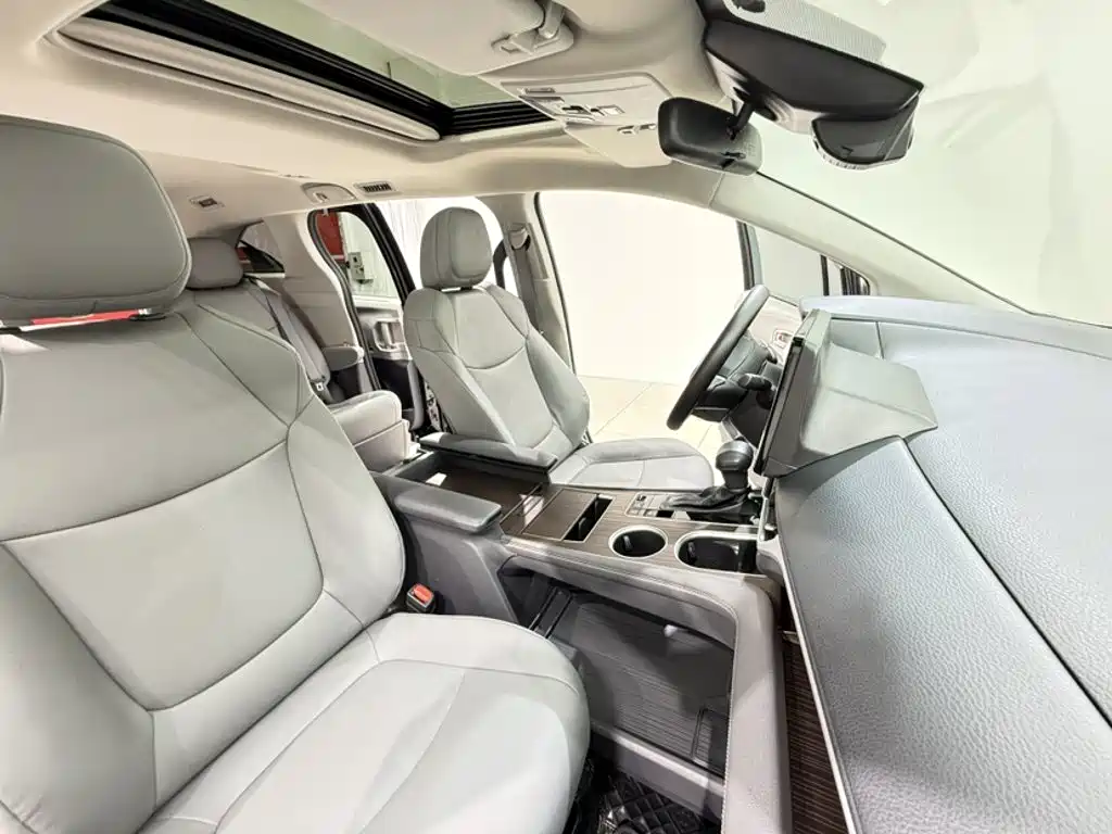 Toyota Granvia — фото 2