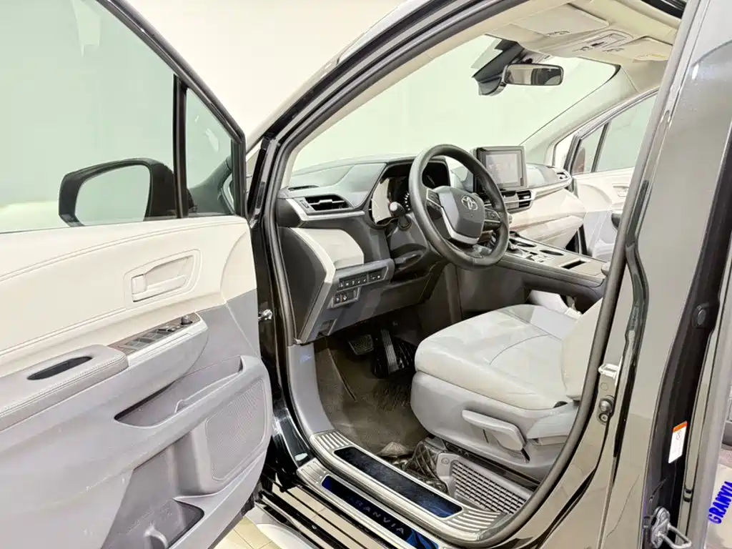 Toyota Granvia — фото 11