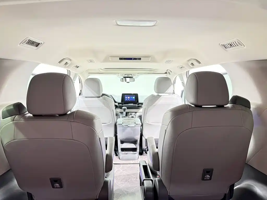 Toyota Granvia — фото 17