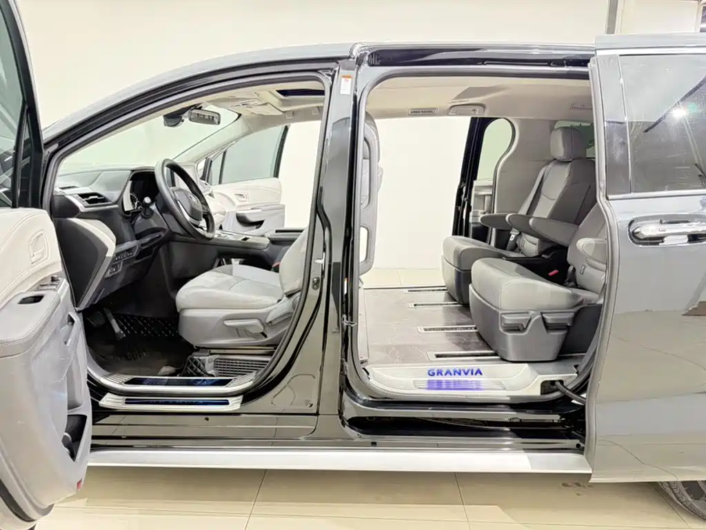 Toyota Granvia — фото 20