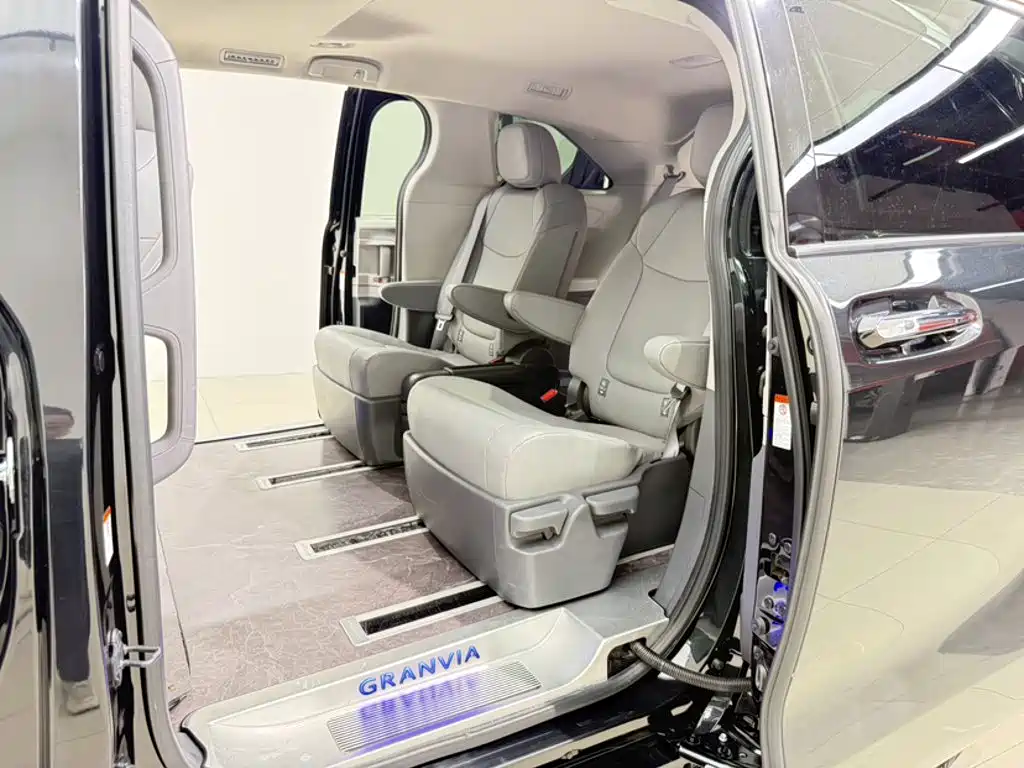 Toyota Granvia — фото 21