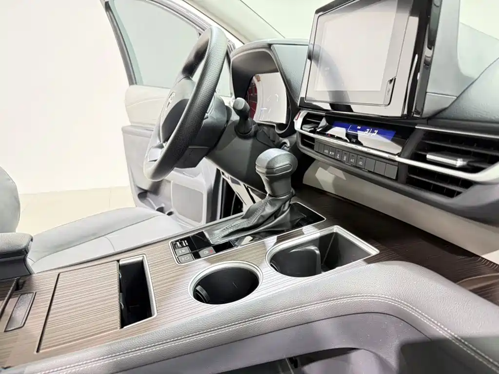 Toyota Granvia — фото 23