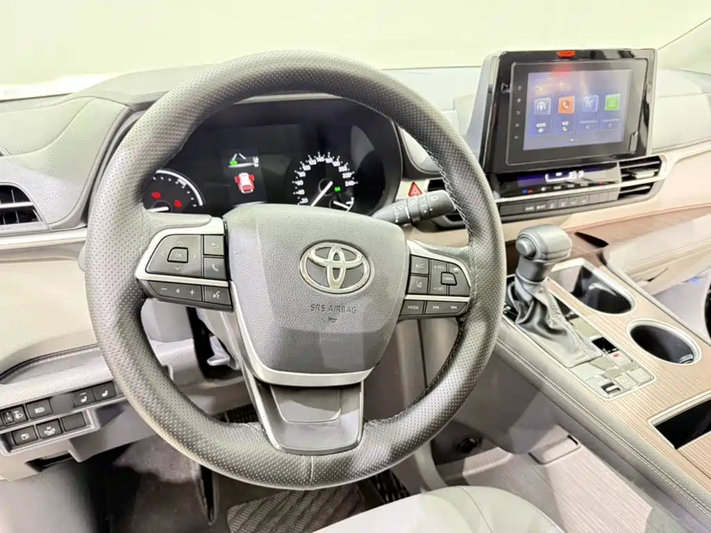 Toyota Granvia — фото 5