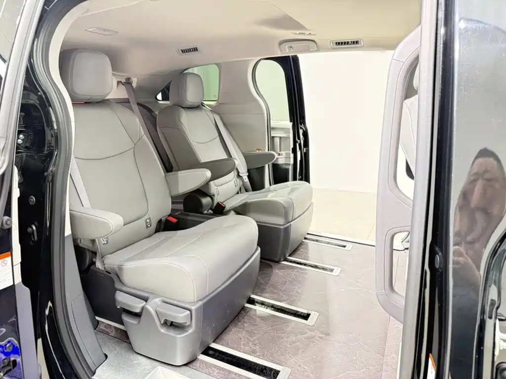 Toyota Granvia — фото 7
