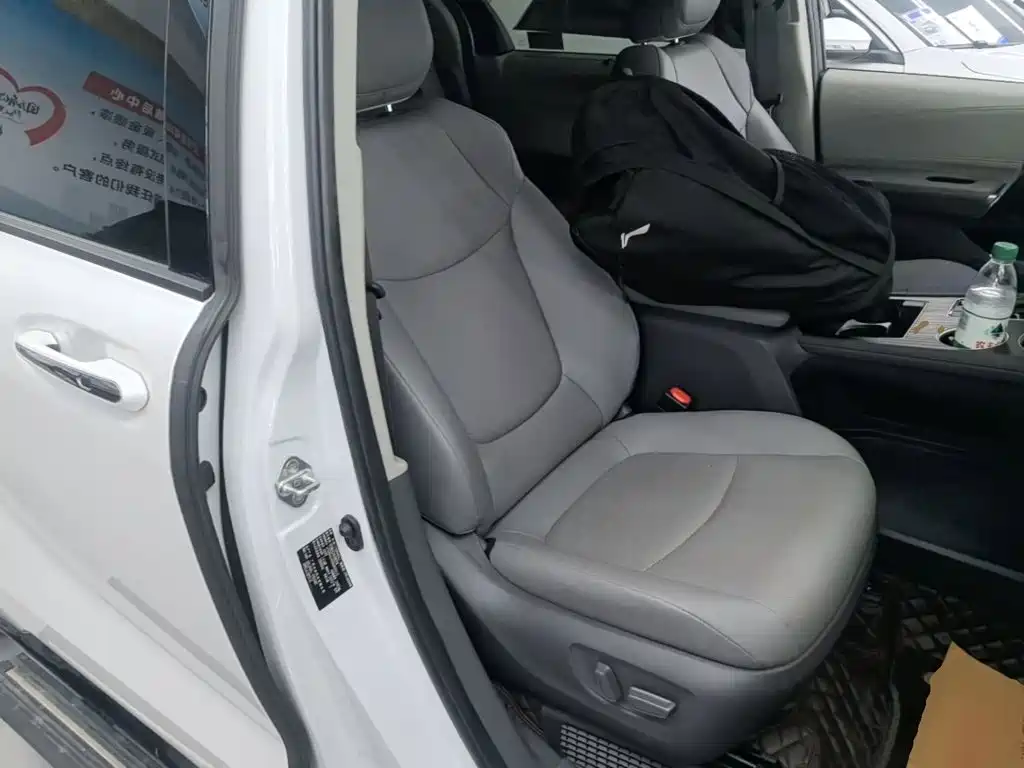 Toyota Sienna — фото 20