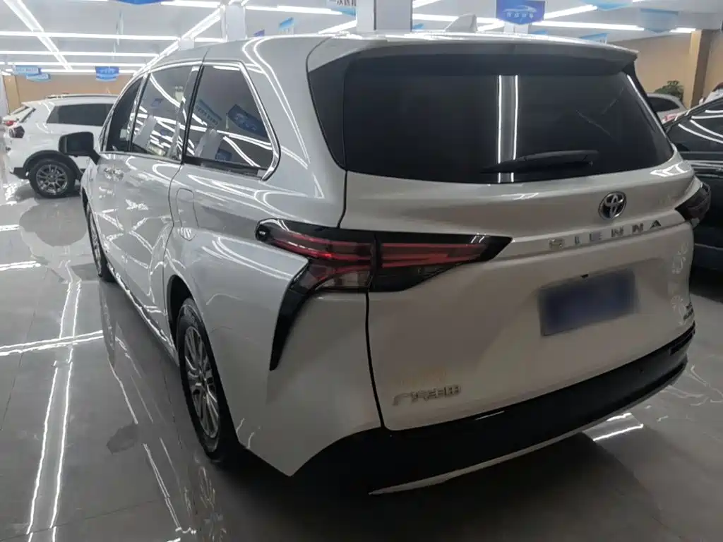 Toyota Sienna — фото 23