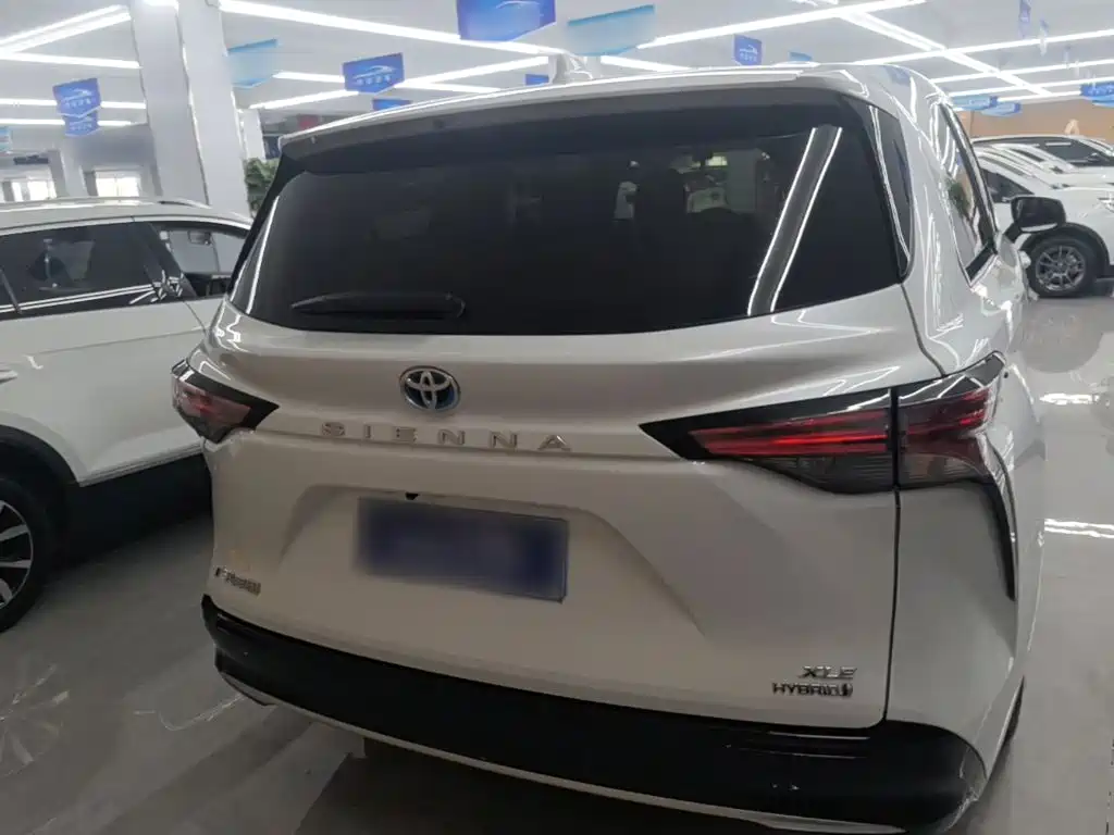 Toyota Sienna — фото 4