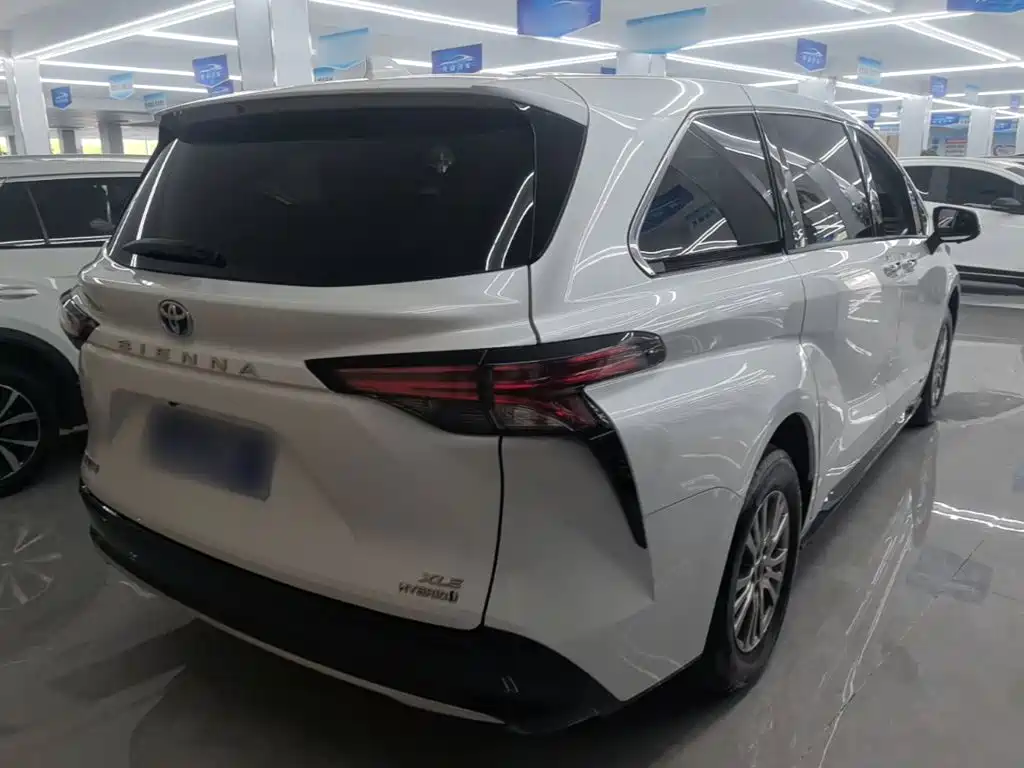 Toyota Sienna — фото 5