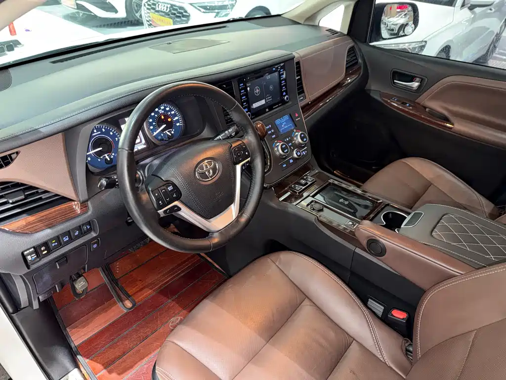 Toyota Sienna — фото 11