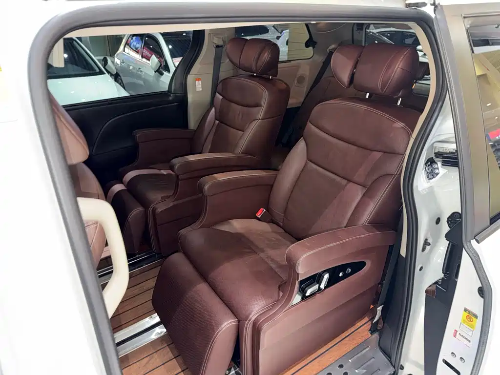 Toyota Sienna — фото 14