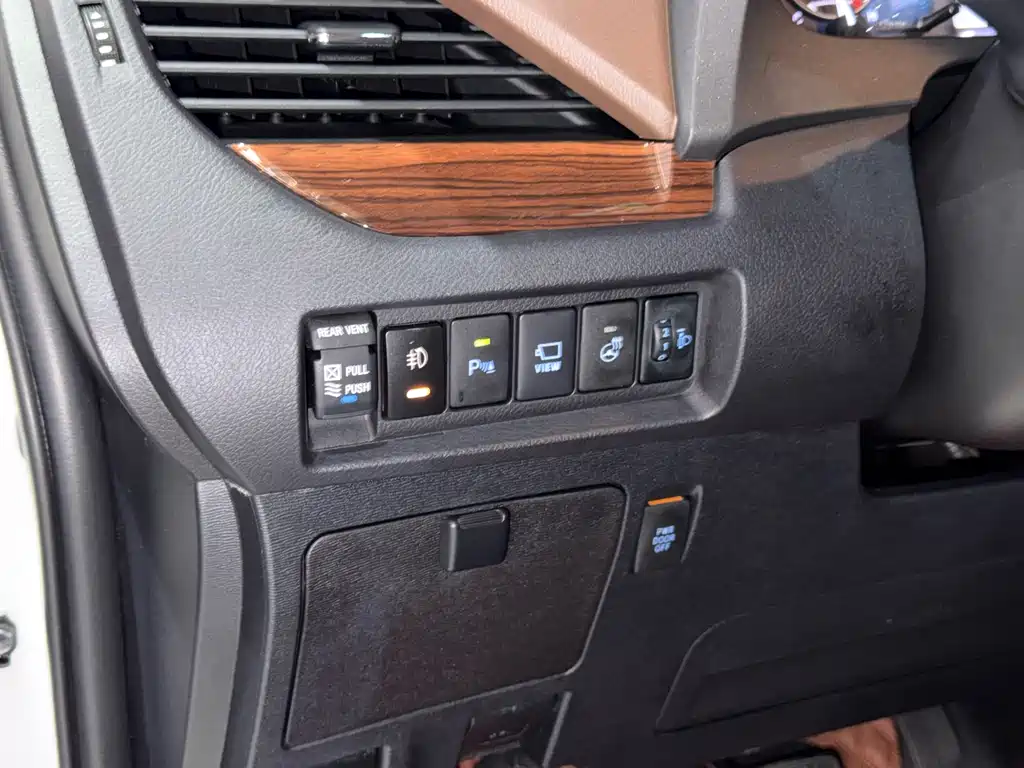 Toyota Sienna — фото 19