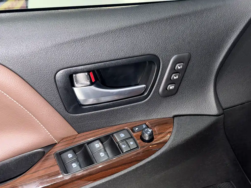 Toyota Sienna — фото 20