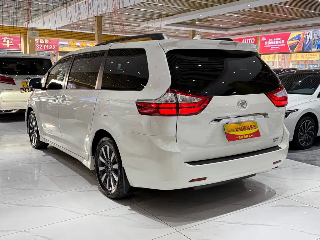 Toyota Sienna — фото 4