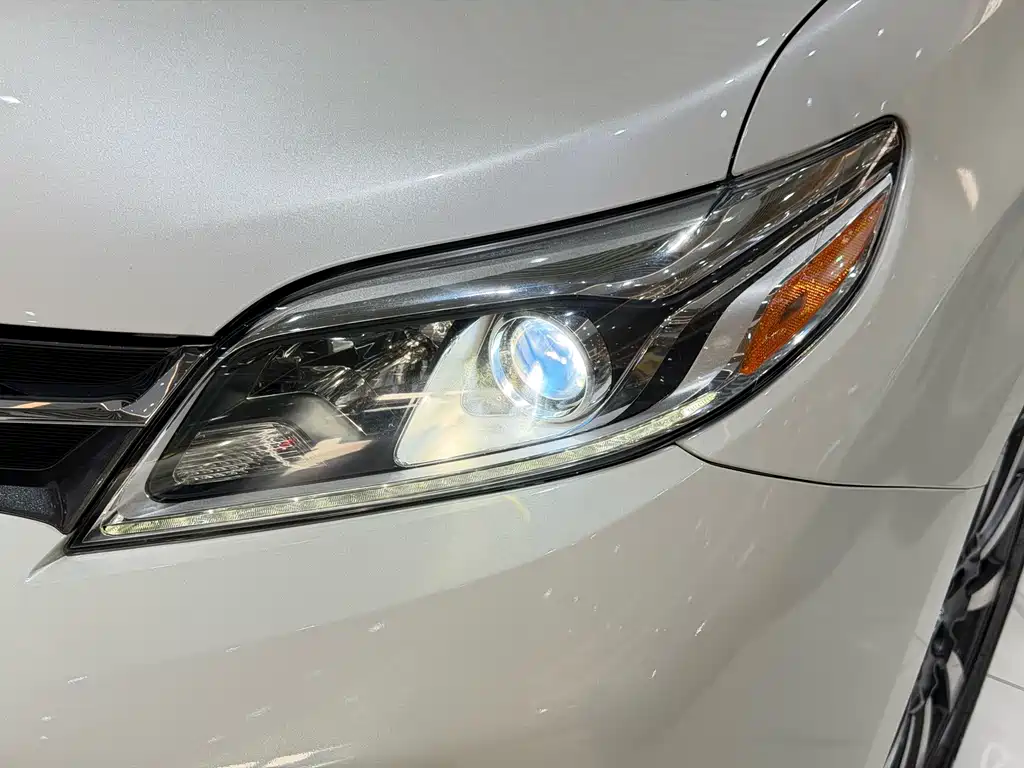 Toyota Sienna — фото 7